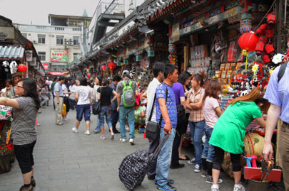 רחוב וואנג פו ג'ין, רחוב הקניות המפורסם ביותר בביג'ין | צילום: אייסטוק