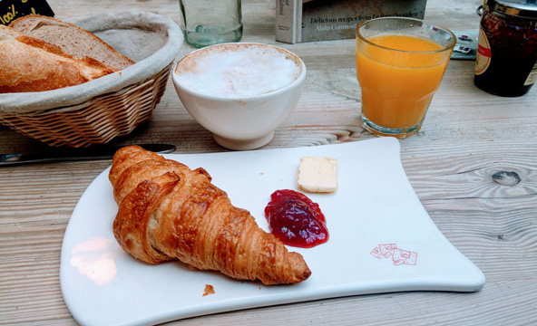 אין כמו לפתוח את הבוקר בבריסל עם סלסילת מאפים של Le Pain Quotidien | צילום: רותם בר כהן