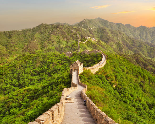החומה הסינית הגדולה, אחד מאתרי מורשת רבים שפוגשים בטיול לאורך דרך המשי בסין