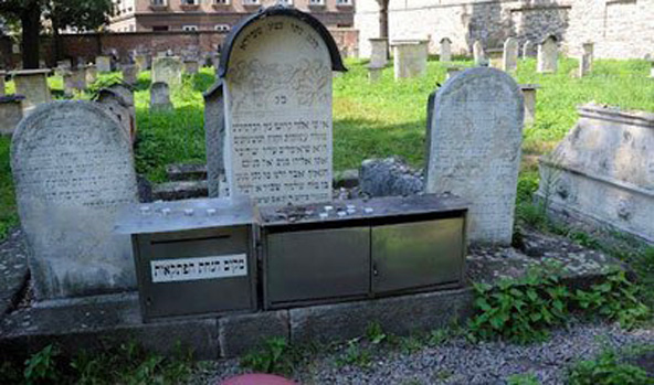מצבות ותיבה להנחת פתקאות בבית הקברות היהודי העתיק