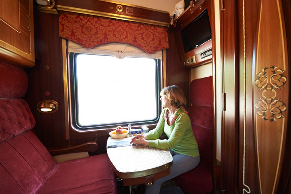 תא ברכבת הטרנס סיבירית. עיצוב נוסטלגי בסגנון הבולשוי