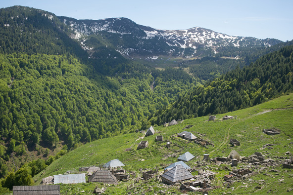 בקתות רועים בהרים. אלבניה מציעה נופים נפלאים, שהתיירים עדיין לא גילו