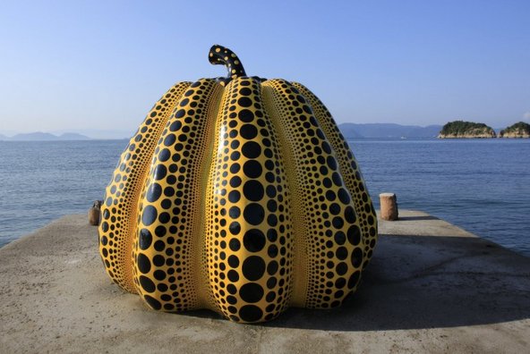 פסל הדלעת של יאואי קוסמה שהפך לאחד מסמלי האי נאושימה | צילום: benesse-artsite.jp ©