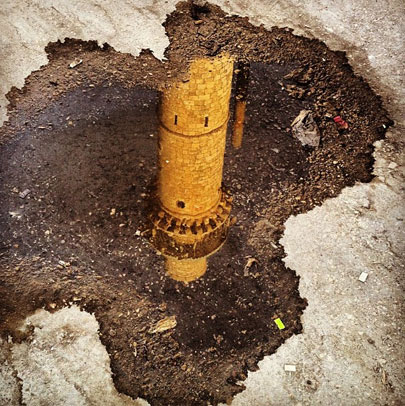 השתקפות של צריח בשלולית, רמלה העתיקה, צילום: עמי בן בסט