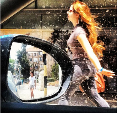 נערה ומראה, תל אביב, צילום: עמי בן בסט