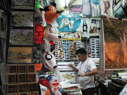 דוכן עמוס בשוק צ'טוצ'אק, השוק הפתוח הגדול ביותר בבנגקוק