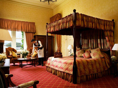 חדר בטירת אשפורד. מיטת אפיריון לצד פינוקים מודרניים