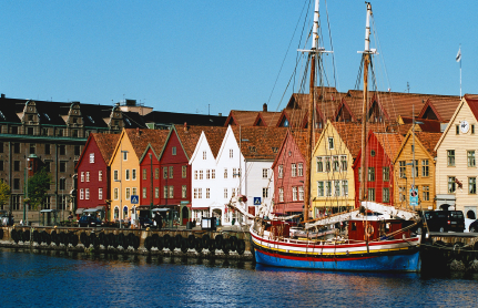  רובע בריגן בברגן, ובו בתי עץ צבעוניים מימי הביניים 