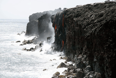 לבה נשפכת לאוקיינוס בפארק הלאומי הוולקני של הוואי