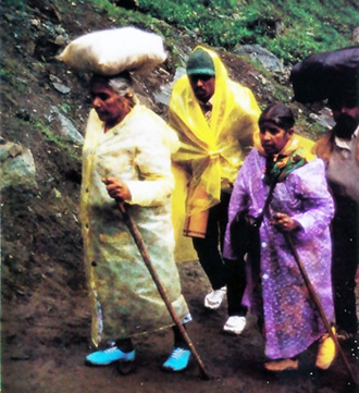 עולים לרגל בדרכם למערת אמרנת, צפון הודו