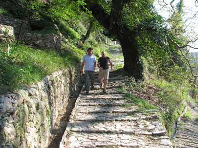 חצי האי פיליון. הטיול כולל הליכה בשבילי החמורים והפרדות שמובילים לכפרים
