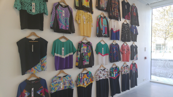 תצוגה של אנלי דה ואט ב-MAD. קיר הזכוכית מימין משקיף אל שכונת מולנבק | צילום: רותם בר כהן