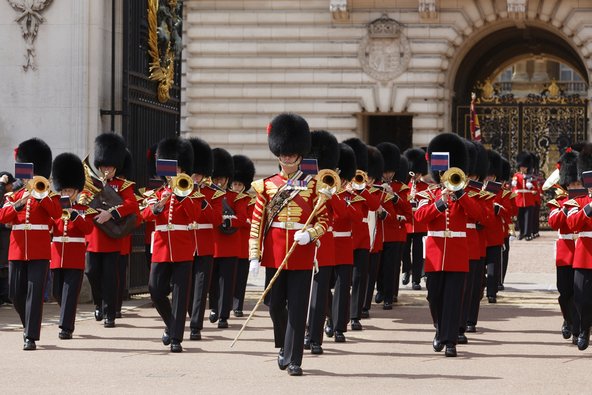 טקס חילופי משמר המלכה בארמון בקינגהאם | צילום: Milind Arvind Ketkar / Shutterstock.com