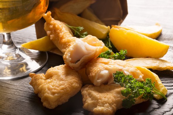 פיש אנד צ'יפס בלונדון. המאכל הבריטי הלאומי מתגלה כעסקה משתלמת