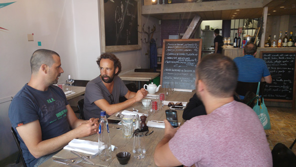 ארוחת צהריים עם חברים בג'ף, מסעדה של אוכל איטי | צילום: רותם בר כהן