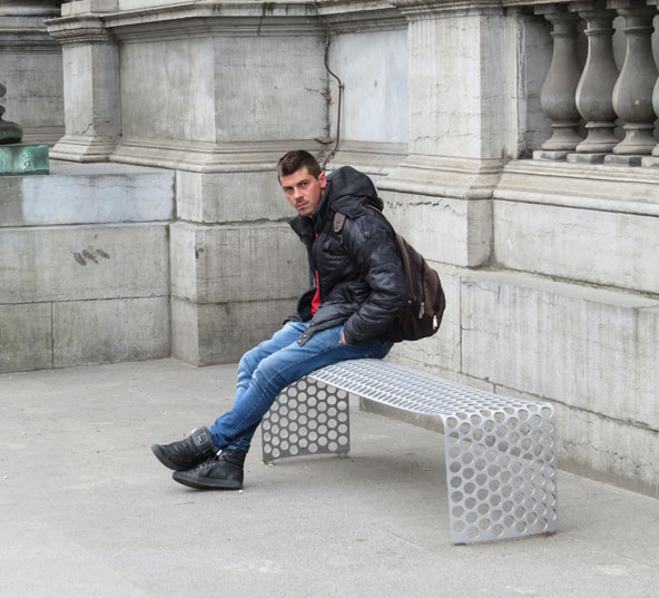 הספסל של לוסט על מדרכה במרכז בריסל | צילום: רוני ערן