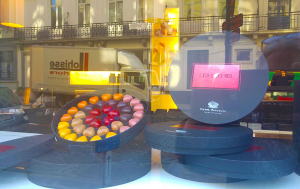 השתקפויות בחלון הראווה של מרקוליני בכיכר סבלון. משמאל - לבבות השוקולד המופלאים | צילום: רותם בר כהן