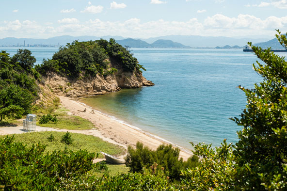 חוף בנאושימה. הטבע והאמנות משתלבים באופן מושלם | צילומים: שאטרסטוק