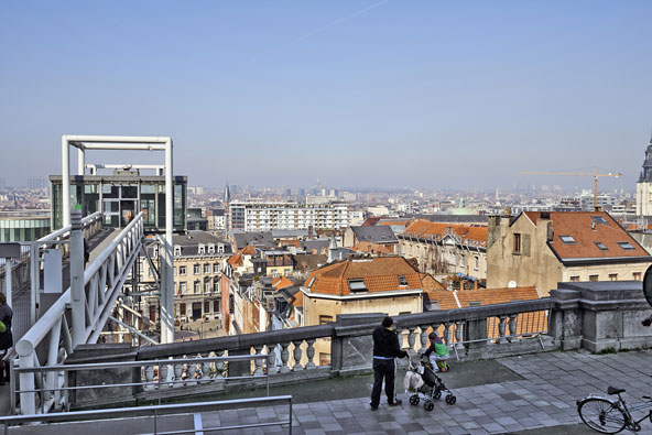 מרפסת התצפית שלפני בית המשפט, משמאל - המעלית לשכונת מרולה | צילום: pbombaert / Shutterstock