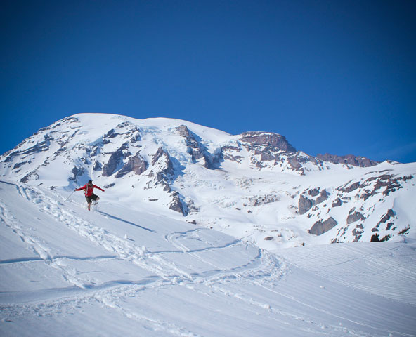 טיול בנעלי שלג על הר רנייר המושלג | צילום: Nickay3111