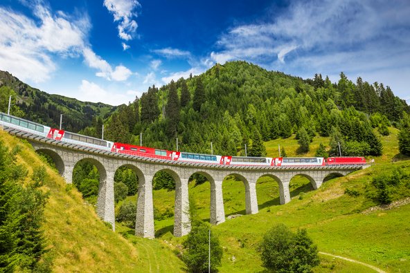 רכבת בשווייץ. מומלץ לרכוש סוויס פאס כדי ליהנות מנסיעה מוזלת בתחבורה הציבורית