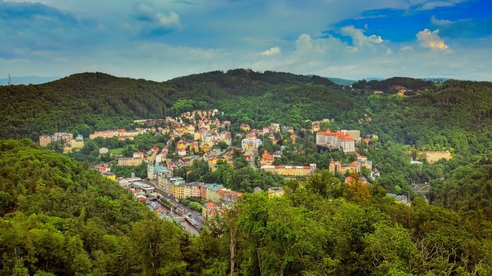 ממגדל התצפית דיאנה אפשר לראות את היערות סביב קרלובי וארי