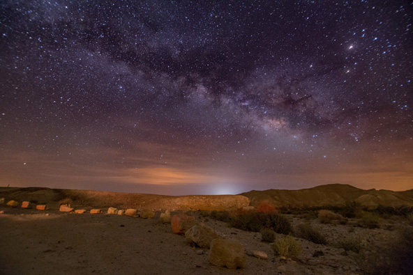 שמיים זרועים כוכבים מעל נחל נקרות