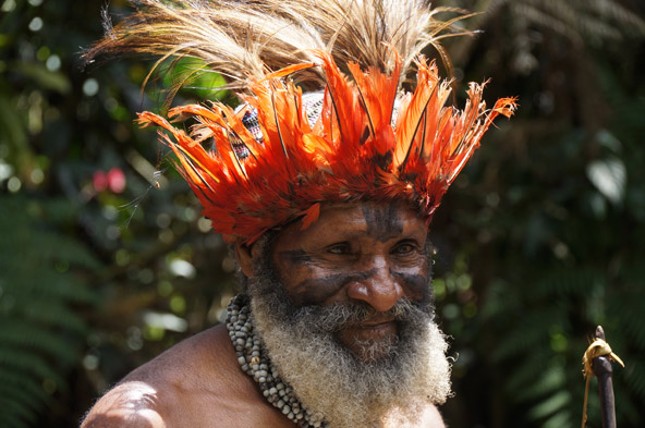 שאמאן. התחושה היא שאנשי פפואה ניו גיני חיים בין העבר להווה
