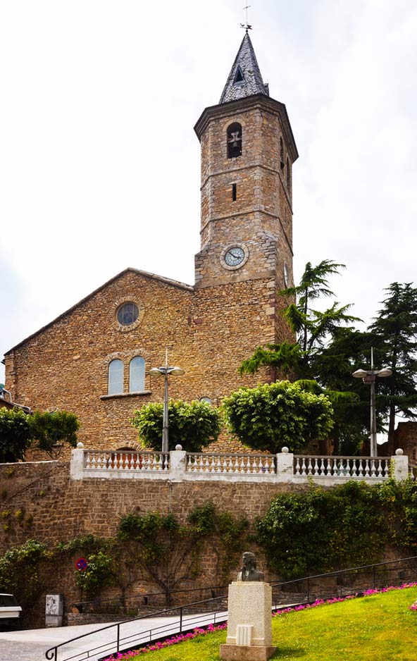 כנסייה עתיקה בעיירה סורט. בבית הסוהר לשעבר מתגלה הקשר היהודי