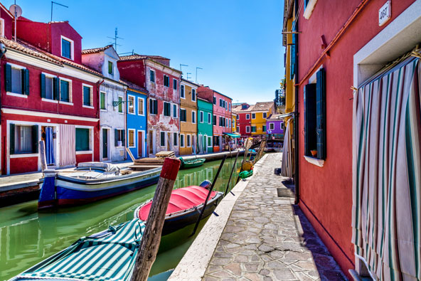 תעלה באי האיטלקי בוראנו. יש חשיבות לצבעי הבתים ולסדר שלהם