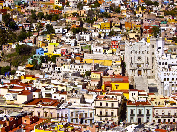 בתים בשלל צבעי הקשת בגואנחואטו, אחת הערים הצבעוניות של מקסיקו
