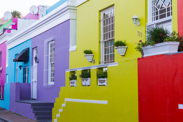 בתים צבועים בצבעים עזים ברחוב צ'יאפיני בקייפטאון