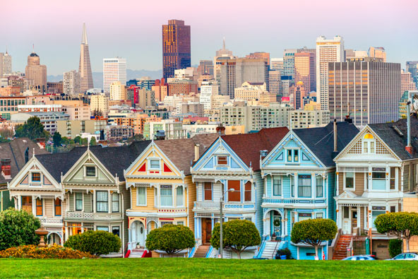 הבתים הוויקטוריאניים המכונים "הגברות המצובעות" בכיכר אלאמו בסן פרנסיסקו