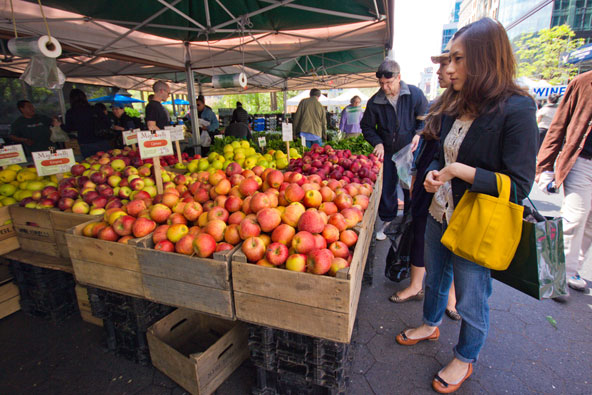 דוכן פירות בשוק הירוק של יוניון סקוור במנהטן