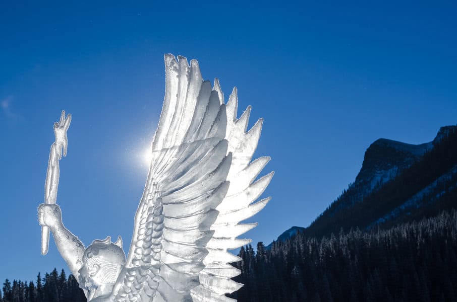 פסל קרח מרשים על רקע התפאורה של הרי הרוקי בבאנף | צילום: Chase Clausen / Shutterstock.com, שאטרסטוק