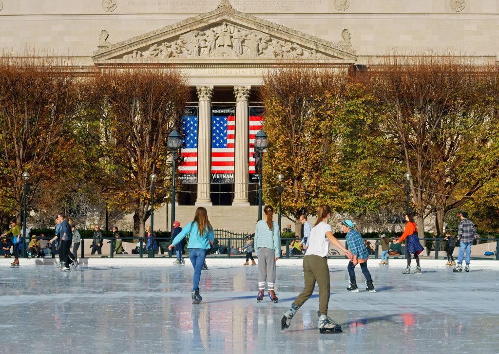 מחליקים בגן הפסלים של הגלריה הלאומית לאמנות בוושינגטון די.סי | צילום: Popova Valeriya / Shutterstock.com