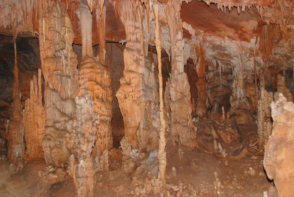 נטיפים במערת דומיצה שמשתרעת בין סלובקיה להונגריה