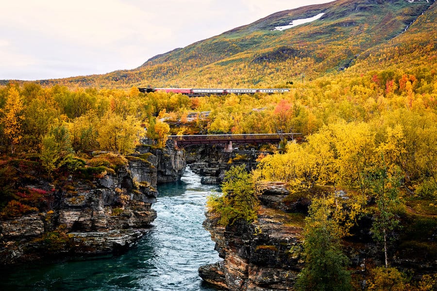 הרכבת משטוקהולם לאביסקו מציעה נופים מרהיבים בכל עונה | צילום: שאטרסטוק