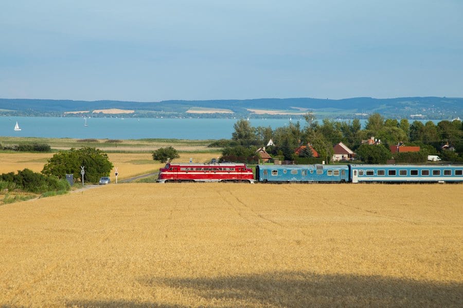במהלך הנסיעה מבודפשט לספליט תיהנו מנופים יפים של אגם בלטון | צילום: שאטרסטוק