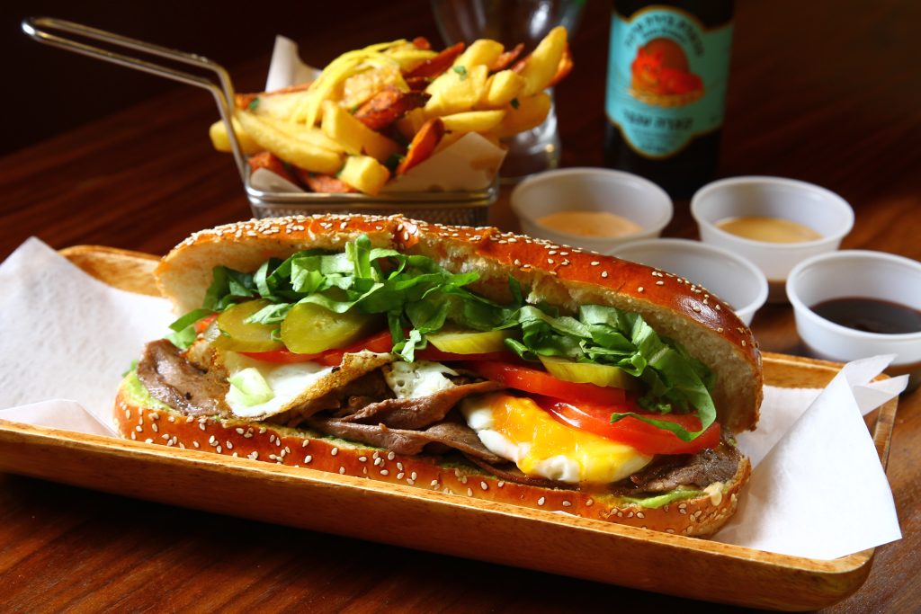 כריך טיפוסי לעומר'ס | צילום ROL: