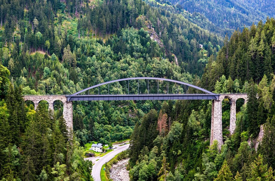 גשר טריסנה עליו עוברת רכבת אלברג