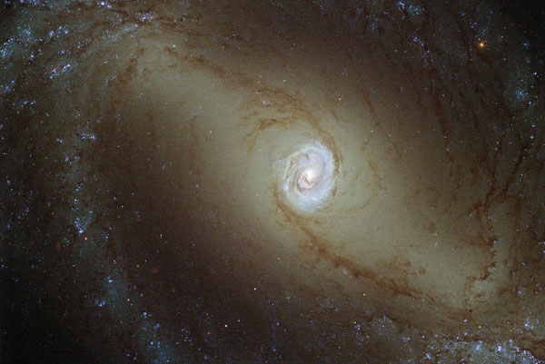 צילום מהחלל: גלקסיה עם לב זוהר