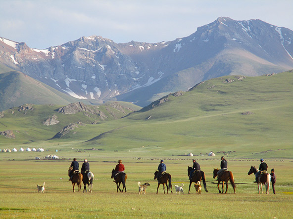 ברגל או על גב סוס, אי אפשר להפסיק להתרגש מהנופים המפעימים של קירגיזסטן | צילום: פלג ספקטור, באדיבות אקו טיולי שטח