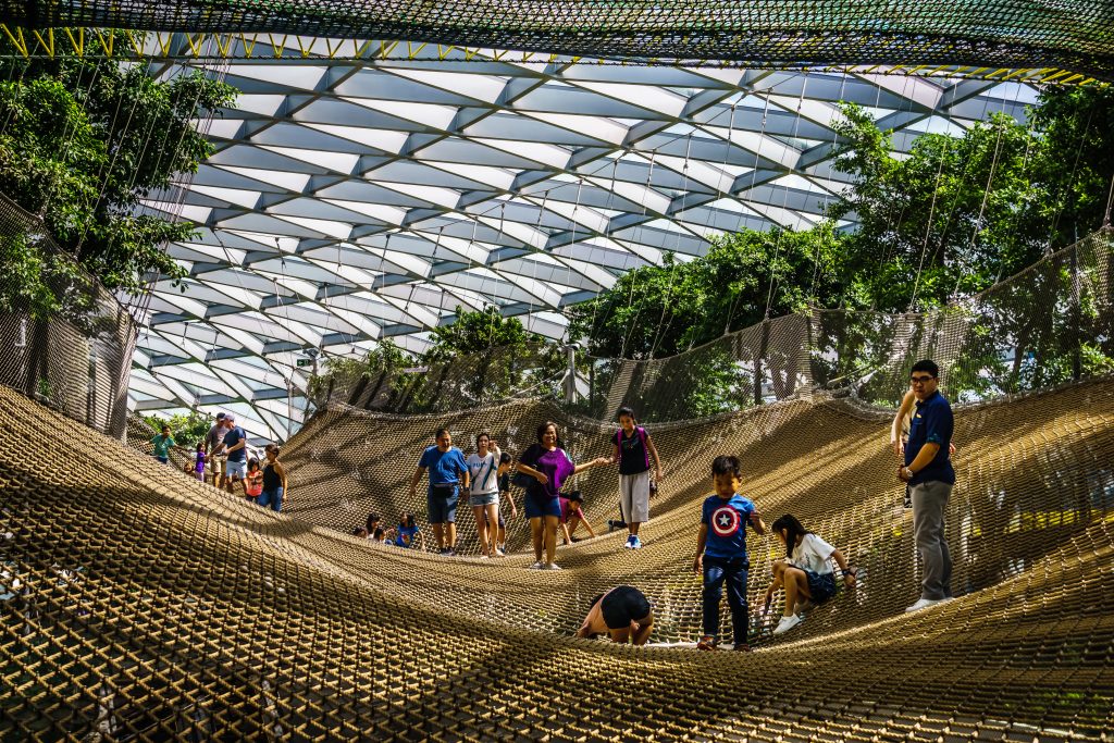 רשת המתוחה בגובה 25 מ' מעל הקרקע בנמל התעופה צ'אנגי | צילום: DerekTeo / Shutterstock.com