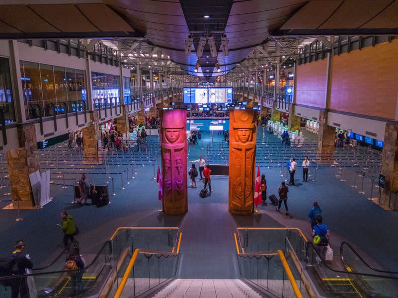 עמודי טוטם מקשטים את שדה התעופה הבינלאומי של ונקובר | צילום: Aberu.Go / Shutterstock.com