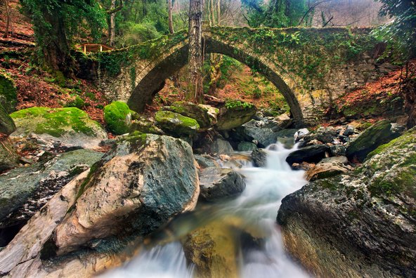 גשר אבן עתיק ליד הכפר צנגרדה בחצי האי הפליון