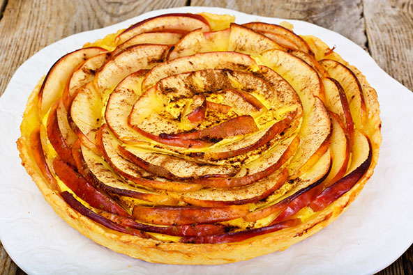 טארט תפוחים צרפתי. אוהבי התפוחים יצרפו לה בקבוק של סיידר מקומי להנאה מושלמת