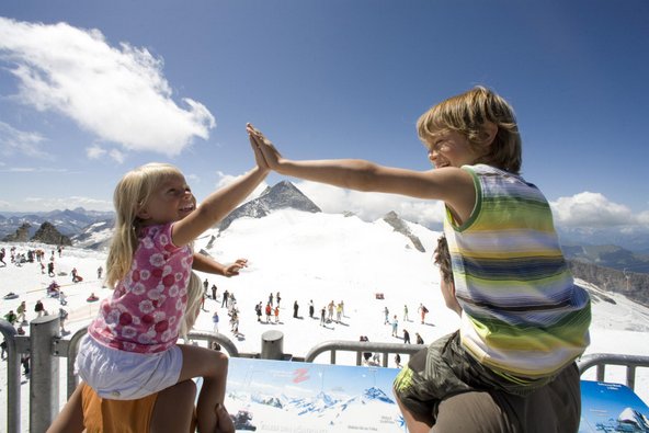 קרחון הינטרטוקס מציע מגוון רחב של פעילויות שלג לאורך כל השנה
