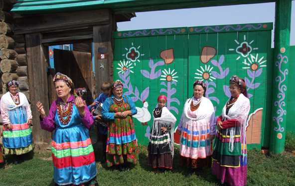 נשות כפר של המאמינים הישנים בלבוש מסורתי ססגוני