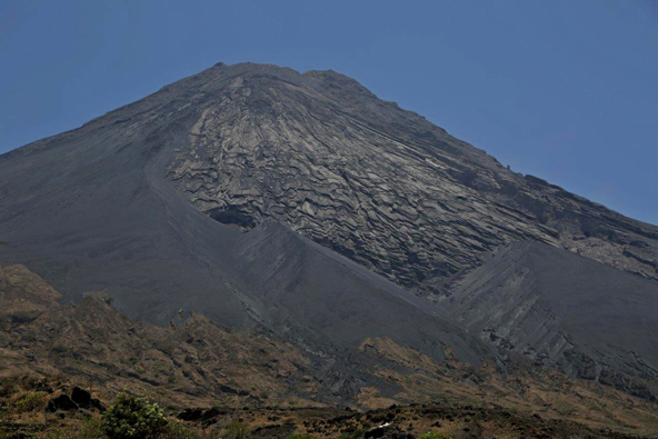 פיקו דה פוגו. ההתפרצות של 2014 פלטה אפר ועשן לגובה של קילומטר מעל האי פוגו